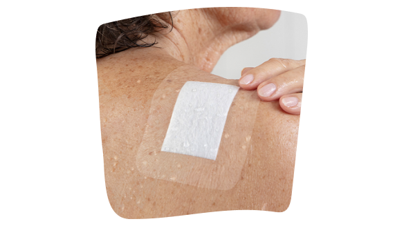 Mujer con un apósito Leukomed® T Plus Sensitive en el hombro para proteger su herida supurante. Mujer con un apósito Leukomed® T Plus Sensitive en el hombro para proteger su herida supurante.
